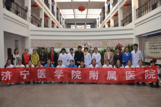 点击查看详细信息<br>标题：为老人检查身体 阅读次数：1828
