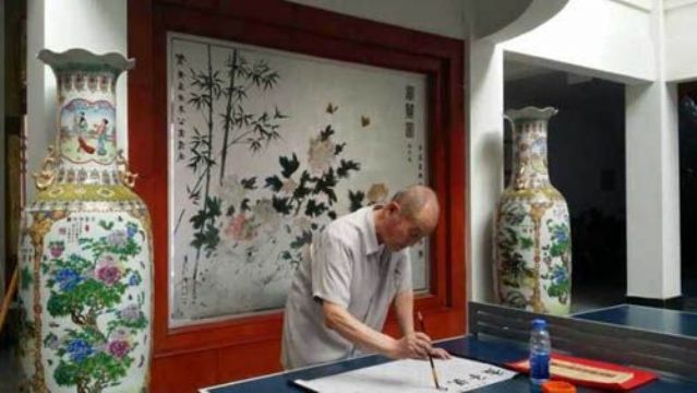点击查看详细信息<br>标题：老人练书法 阅读次数：1741