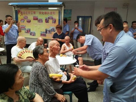 点击查看详细信息<br>标题：建党节慰问老人 阅读次数：1657